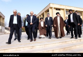 رونمایی رییس جمهور از رقم جدید هیبرید تولیدی محققان پژوهشگاه بیوتکنولوژی کشاورزی