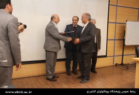 مدیر روابط عمومی پژوهشگاه بیوتکنولوژی کشاورزی موفق به کسب رتبه برتر روابط عمومی های سازمان تحقیقات، آموزش و ترویج کشاورزی شد