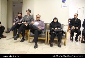 در نشستی با همکاران اداری پژوهشگاه صورت گرفت 
تاکید رئیس پژوهشگاه بر همدلی و همکاری هر چه بیشتر کارکنان 